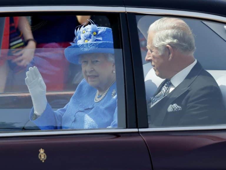 Queen Elizabeth draagt geen gordel, burger belt politie