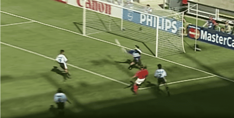 WK 1998, het legendarisch doelpunt van Dennis Bergkamp