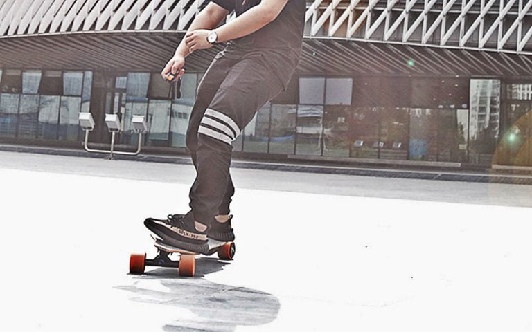 Drie goedkope elektrische skateboards uit China