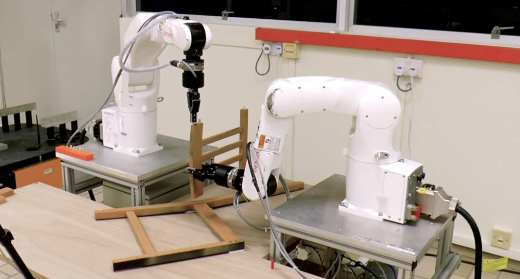 Robots zetten IKEA stoel in elkaar