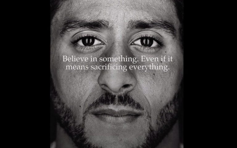 Knielende Kaepernick gezicht nieuwe Nike-campagne