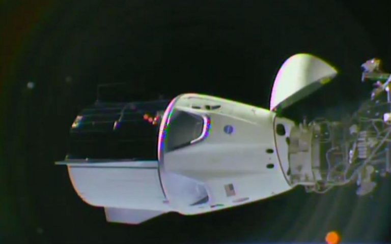 SpaceX Crew Dragon legt succesvol aan bij ISS