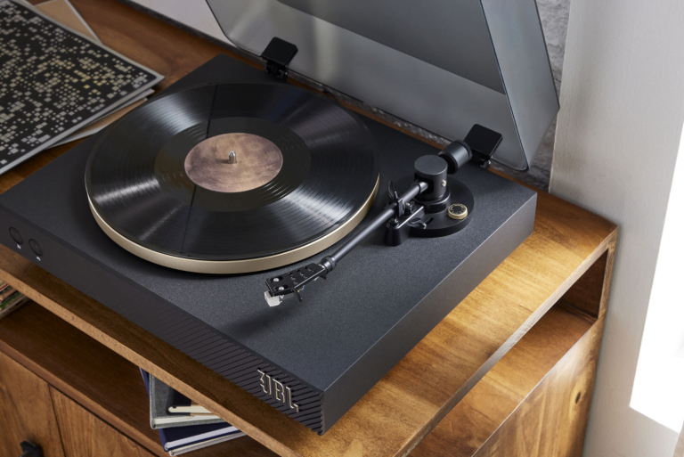 De JBL Spinner BT: vinyl met een moderne twist